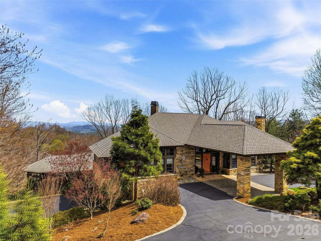 1000 McFarlane Way, Hendersonville, NC 28739
