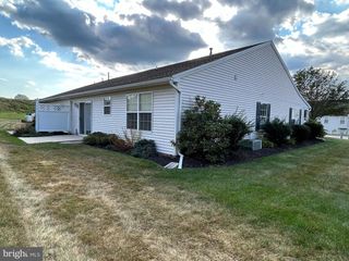 7150 SENECA RIDGE DR, York, PA 17403
