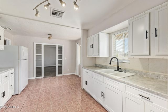 5812 W GARDENIA Avenue, Glendale, AZ 85301