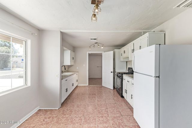 5812 W GARDENIA Avenue, Glendale, AZ 85301