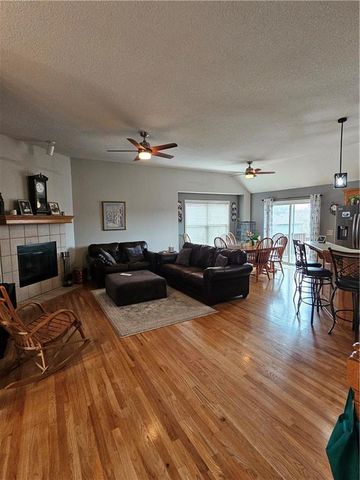 211 Essex Drive, Smithville, MO 64089