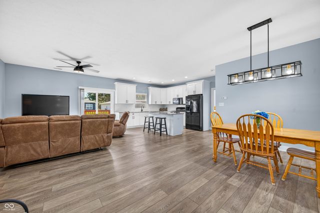 705 N Sobota Way, Trafalgar, IN 46181