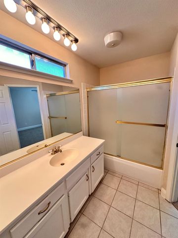 5201 W Magill Avenue, Fresno, CA 93722