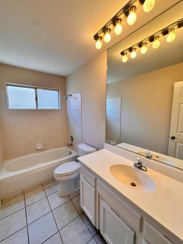 5201 W Magill Avenue, Fresno, CA 93722