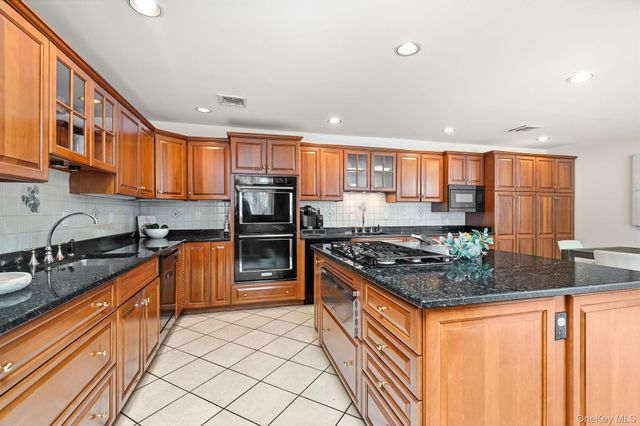 39 Lambert Lane, New Rochelle, NY 10804