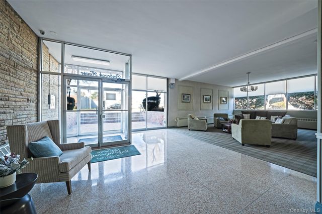 60 Hempstead Avenue 1O, Lynbrook, NY 11563