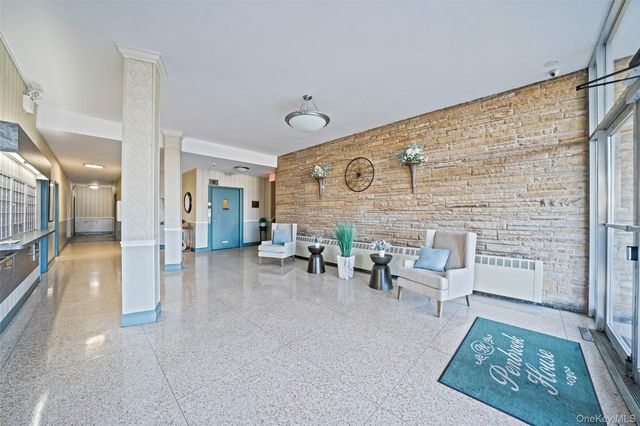 60 Hempstead Avenue 1O, Lynbrook, NY 11563