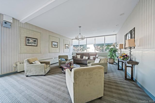 60 Hempstead Avenue 1O, Lynbrook, NY 11563