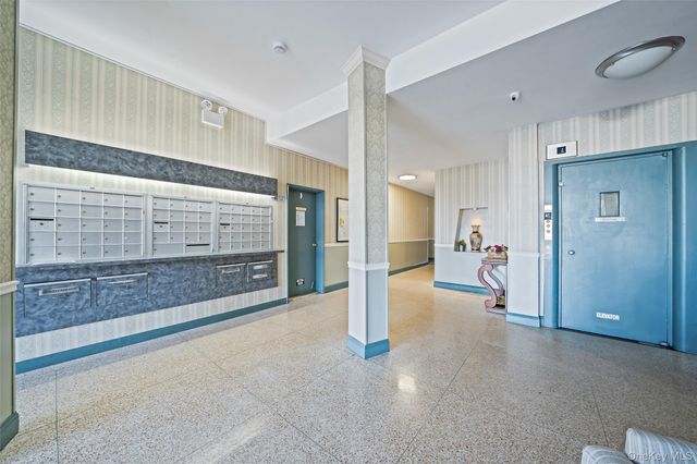 60 Hempstead Avenue 1O, Lynbrook, NY 11563