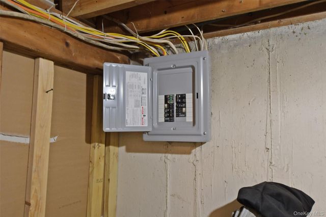 11 Reynolds Road, Shoreham, NY 11786