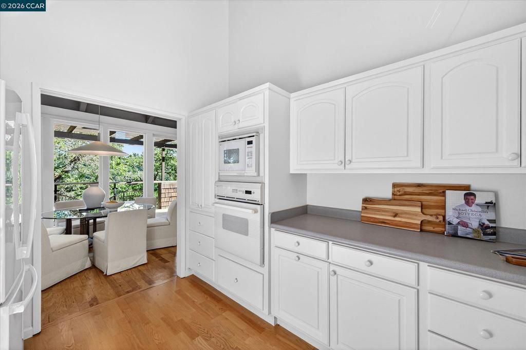 Image 14 of property listing at 242 The Knoll, Orinda, CA 94563