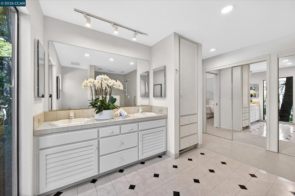 Image 17 of property listing at 242 The Knoll, Orinda, CA 94563