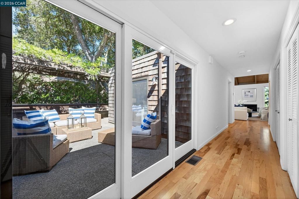 Image 18 of property listing at 242 The Knoll, Orinda, CA 94563