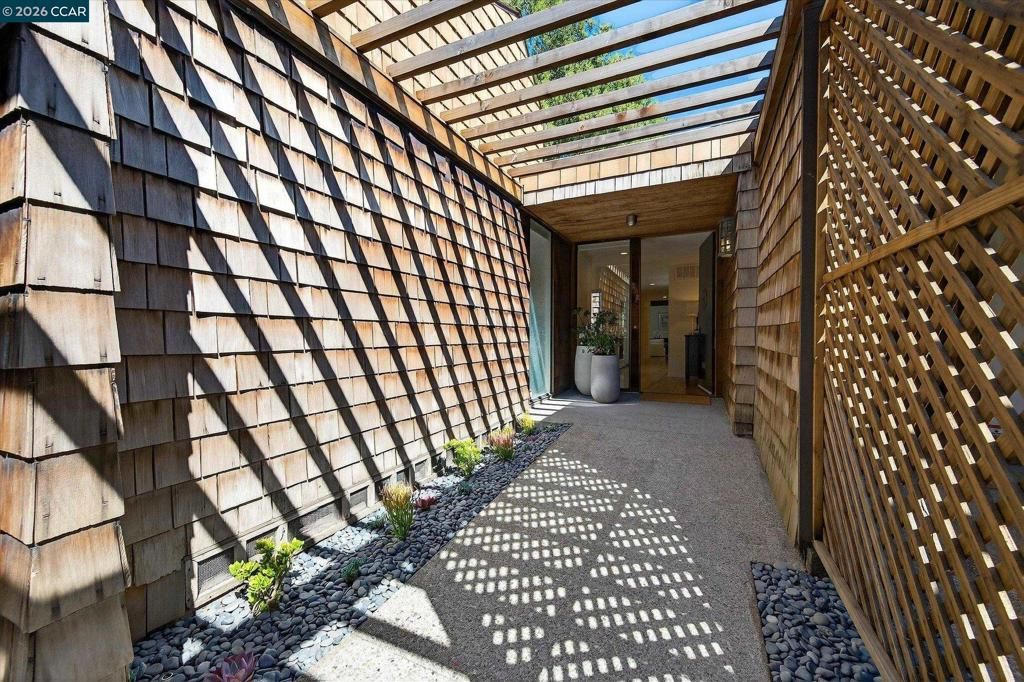 Image 2 of property listing at 242 The Knoll, Orinda, CA 94563