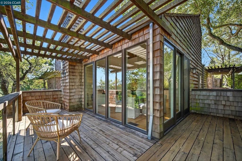 Image 22 of property listing at 242 The Knoll, Orinda, CA 94563