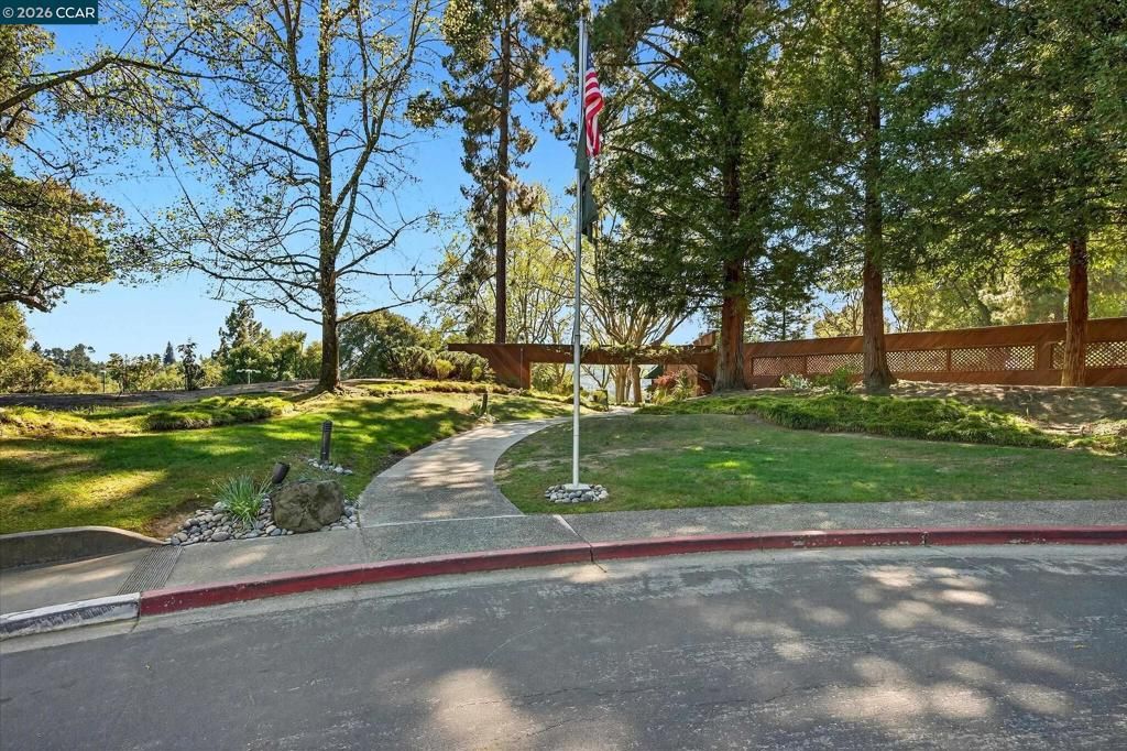 Image 32 of property listing at 242 The Knoll, Orinda, CA 94563