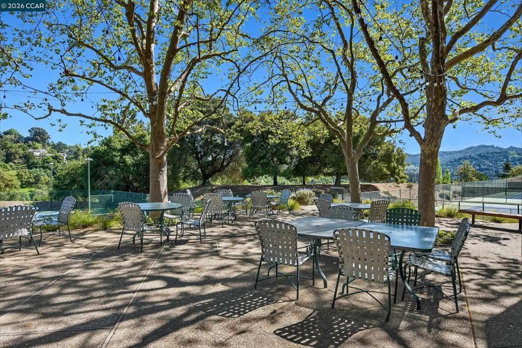 Image 33 of property listing at 242 The Knoll, Orinda, CA 94563