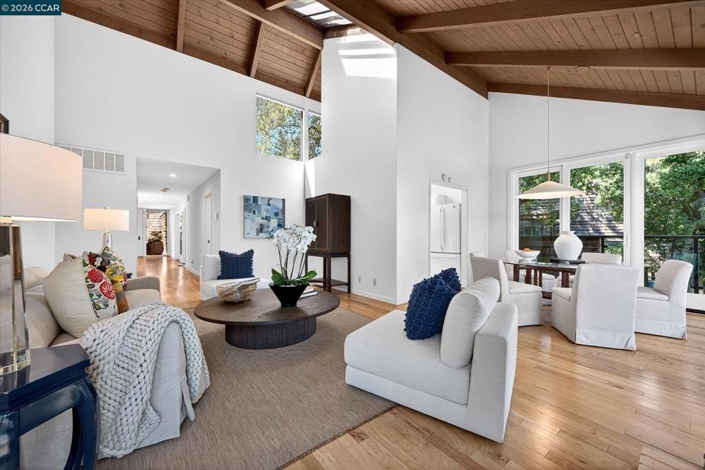 Image 9 of property listing at 242 The Knoll, Orinda, CA 94563