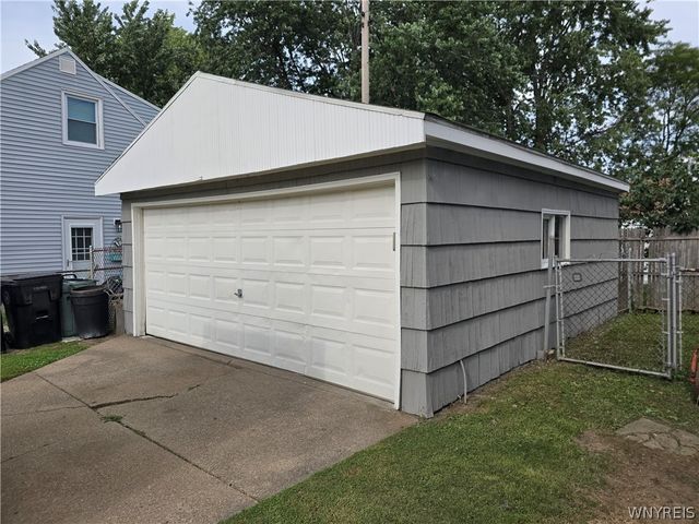 38 Colonial Dr, Tonawanda, NY 14150