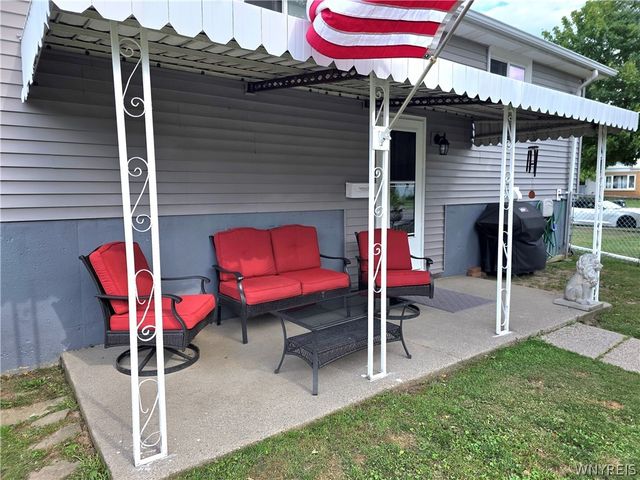 38 Colonial Dr, Tonawanda, NY 14150