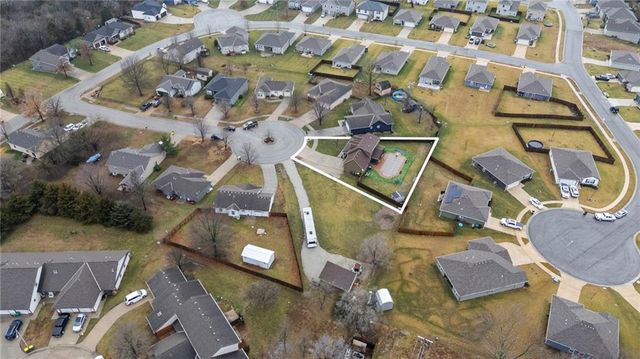 713 Hidden Meadows Court, Paola, KS 66071