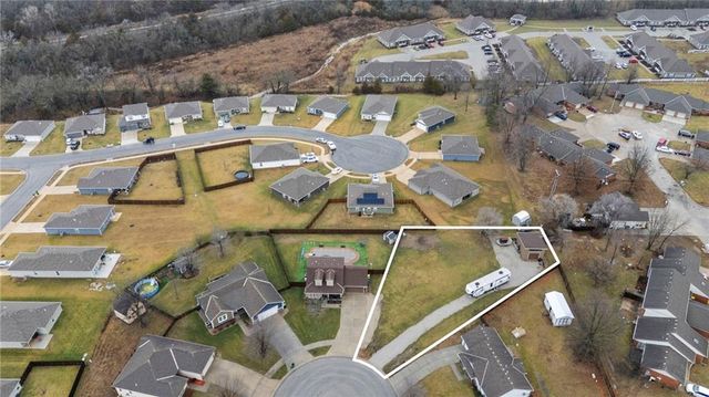 713 Hidden Meadows Court, Paola, KS 66071