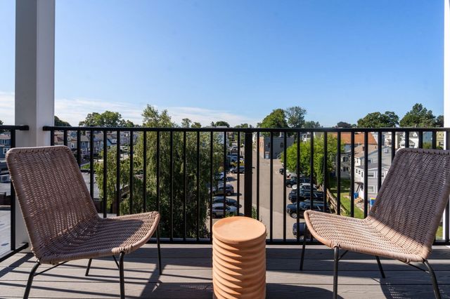 10 Somerset 402U, Winthrop, MA 02152
