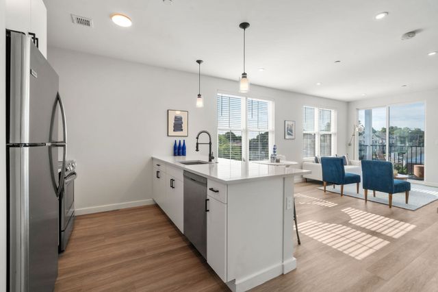 10 Somerset 402U, Winthrop, MA 02152