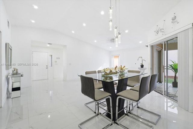 2570 SE 7th Pl, Homestead, FL 33033