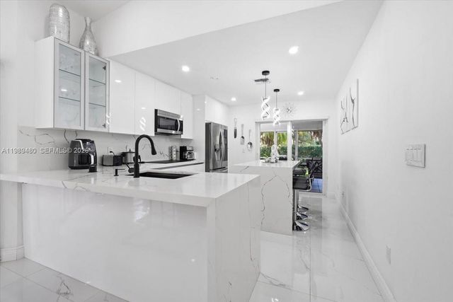 2570 SE 7th Pl, Homestead, FL 33033