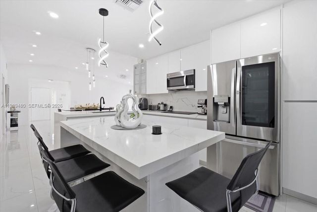 2570 SE 7th Pl, Homestead, FL 33033