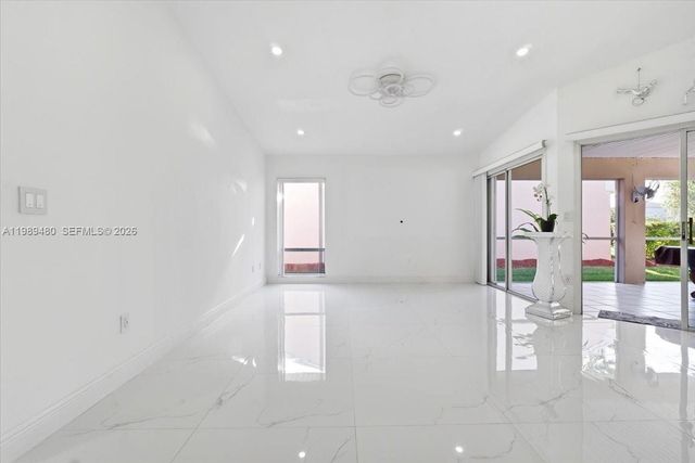 2570 SE 7th Pl, Homestead, FL 33033