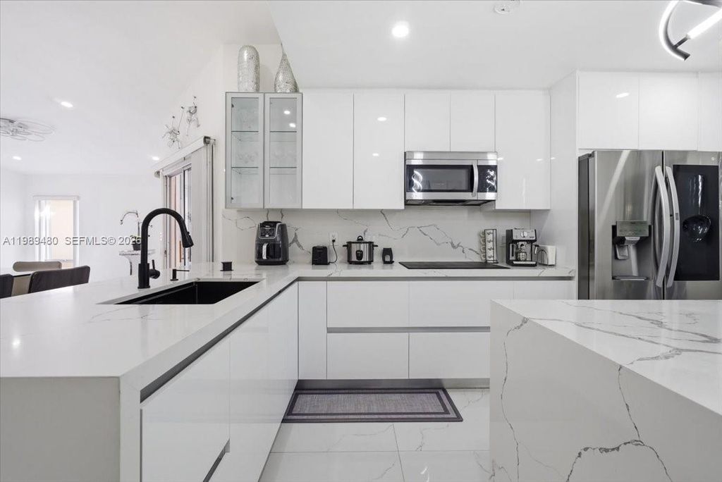 2570 SE 7th Pl, Homestead, FL 33033