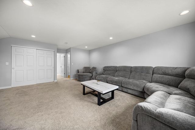 6090 Windcliff Drive E, Grove City, OH 43123