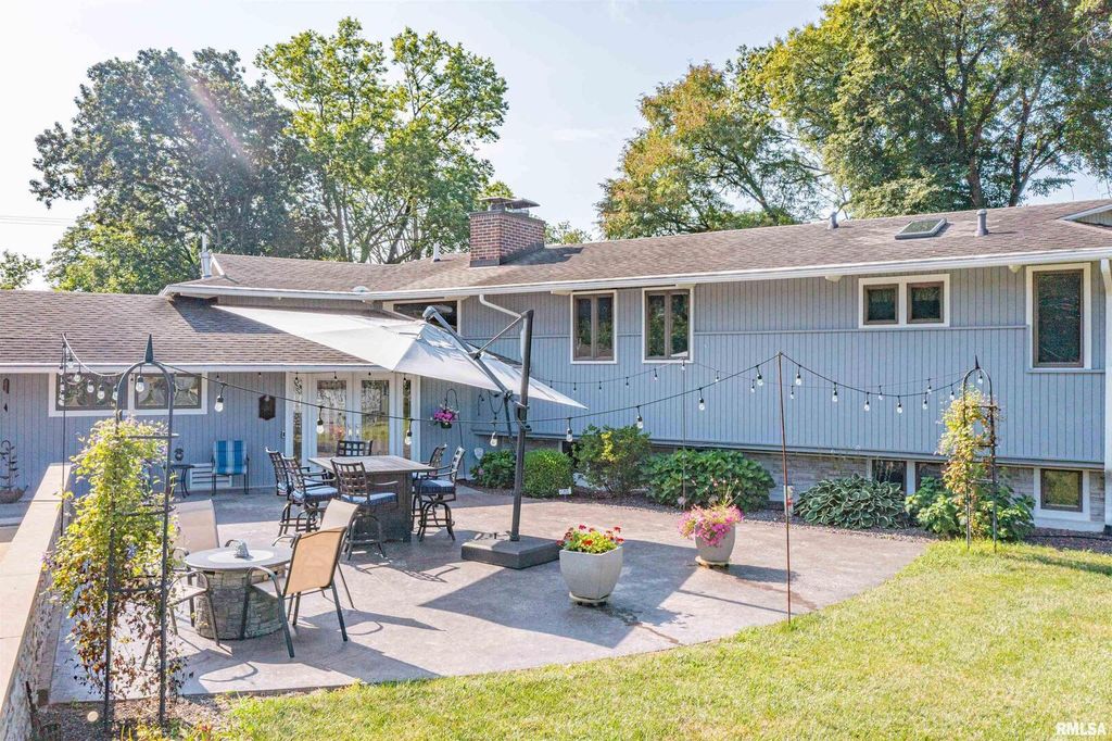 Image 3 of property listing at 1114 S Perrine Street, Centralia, IL 62801