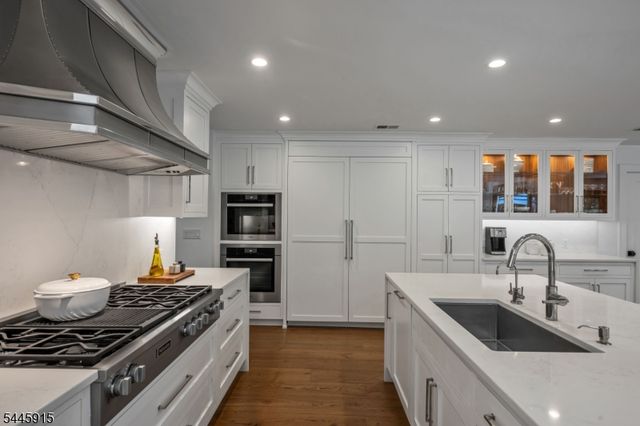 6 Butternut Rd, Allendale Boro, NJ 07401