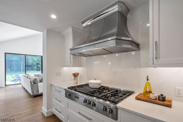 6 Butternut Rd, Allendale Boro, NJ 07401