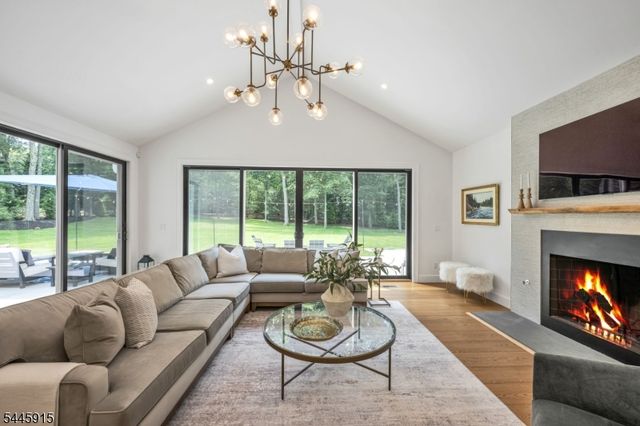 6 Butternut Rd, Allendale Boro, NJ 07401