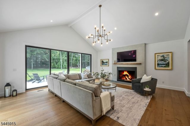 6 Butternut Rd, Allendale Boro, NJ 07401
