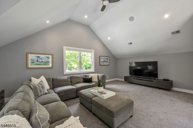 6 Butternut Rd, Allendale Boro, NJ 07401