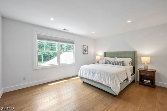6 Butternut Rd, Allendale Boro, NJ 07401
