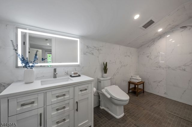 6 Butternut Rd, Allendale Boro, NJ 07401