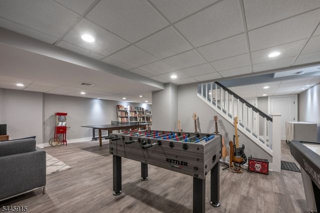 6 Butternut Rd, Allendale Boro, NJ 07401