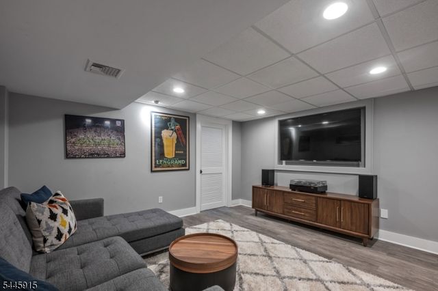 6 Butternut Rd, Allendale Boro, NJ 07401