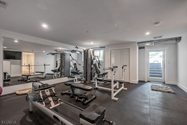 6 Butternut Rd, Allendale Boro, NJ 07401