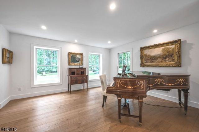 6 Butternut Rd, Allendale Boro, NJ 07401