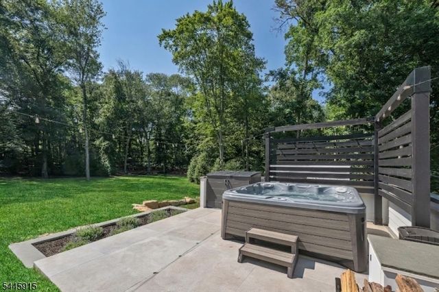 6 Butternut Rd, Allendale Boro, NJ 07401