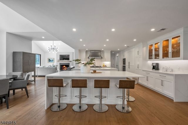 6 Butternut Rd, Allendale Boro, NJ 07401