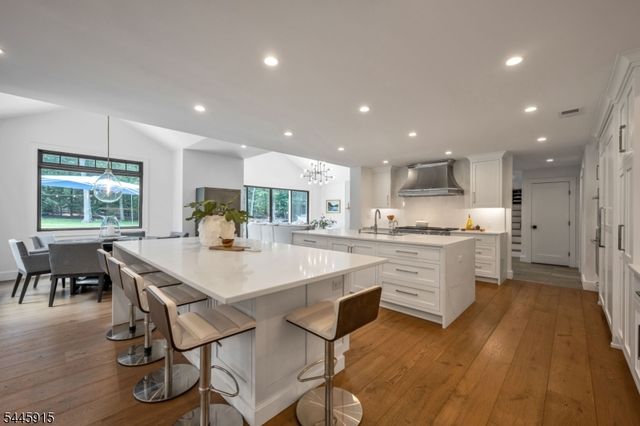 6 Butternut Rd, Allendale Boro, NJ 07401