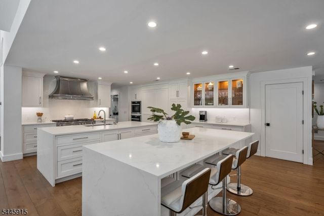 6 Butternut Rd, Allendale Boro, NJ 07401